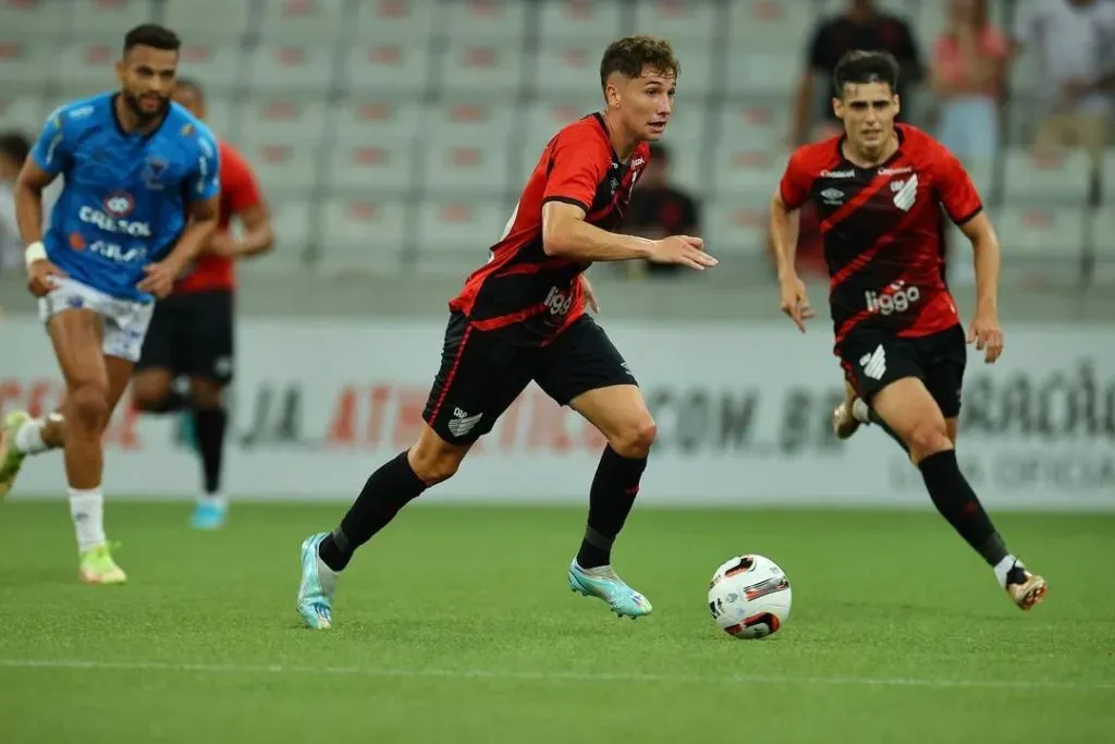 Luciano Arriagada en acción por el Athletico Paranaense. (Comunicaciones ATP).