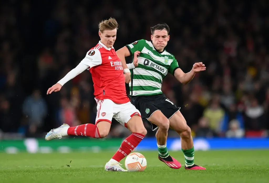 Manuel Ugarte pelea un balón con Martín Odegaard. El uruguayo del Sporting Clube de Portugal será fichaje del PSG. (Shaun Botterill/Getty Images).