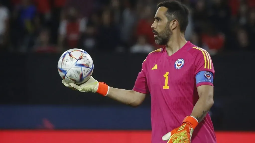 Claudio Bravo se ausenta de la fecha FIFA de la selección chilena, algo que tiene molesto a Eduardo Berizzo. Foto: Photosport.