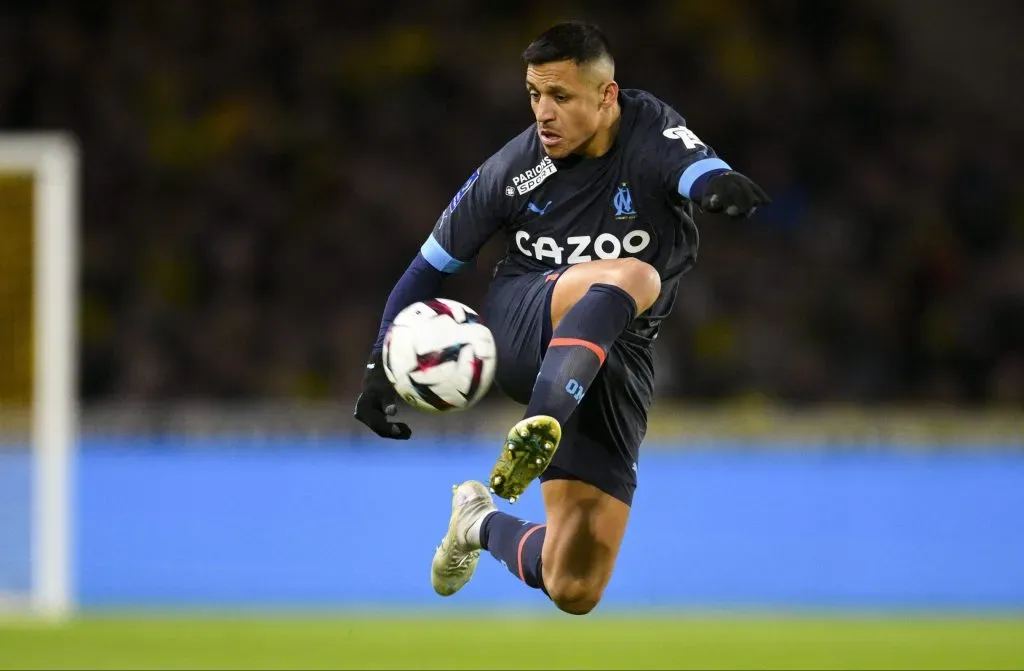 Alexis Sánchez recibe el cariño del Marsella mientras define su renovación. Foto: IMAGO