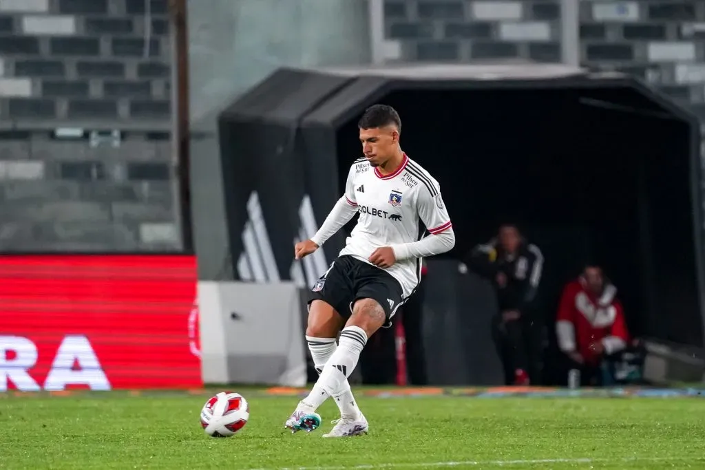 Alan Saldivia tomó camiseta de titular y se transformó en una de las figuras de Colo Colo. Foto: Guille Salazar, RedGol.