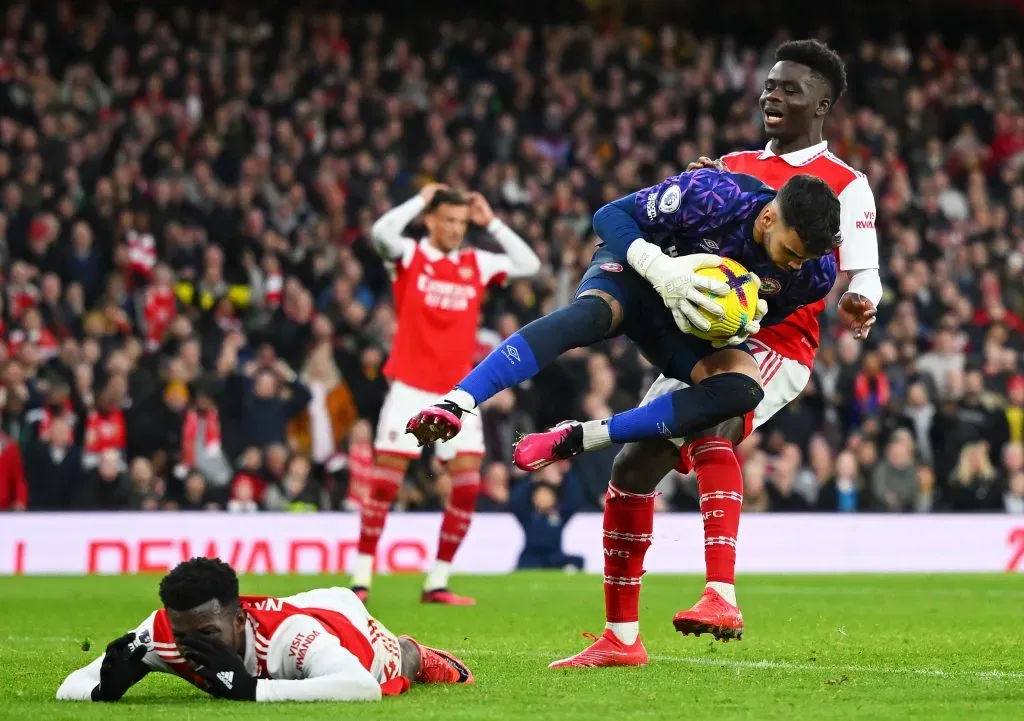 David Raya en acción ante el Arsenal, rival acérrimo del Tottenham Hotspur. ¿Llegará a los Spurs? (Clive Mason/Getty Images)