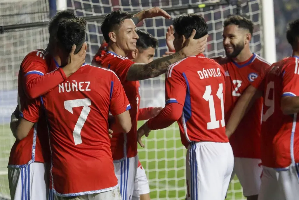 Rodrigo Echeverría se abraza con Víctor Dávila y algo del bullanguero tatuaje se alcanza a apreciar. (Eduardo Fortes/Photosport).