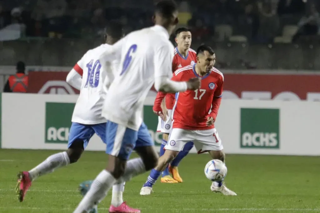 Gary Medel en acción durante la victoria de la Roja frente a Cuba. El Pitbull hizo historia ante los centroamericanos. (Eduardo Fortes/Photosport).