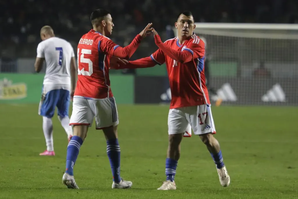Gary Medel celebra con Juan Delgado el tercer gol de la Roja frente a Cuba. (Eduardo Fortes/Photosport