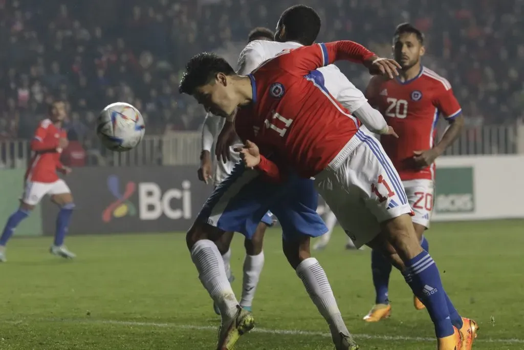 Víctor Dávila gana una pelota en el amistoso entre Chile y Cuba jugado en Concepción. (Eduardo Fortes/Photosport