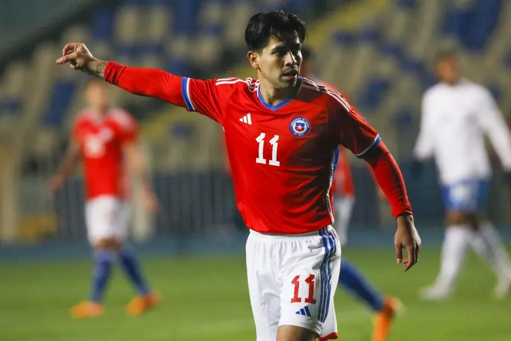 Víctor Dávila y una foto más de los 90′ que jugó ante Cuba. Chile se impuso 3-0 en Concepción. (Marco Vázquez/Photosport).