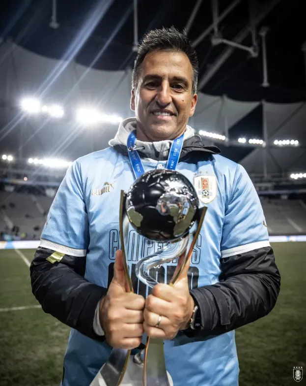 Marcelo Broli posa con el título del Mundial Sub 20 que ganó Uruguay. La Celeste venció 1-0 a Italia. (Foto: Selección de Uruguay).
