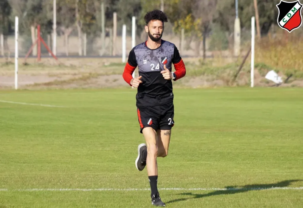 Marcelo Larrondo entrena con el Deportivo Maipú, cuadro que pelea por el ascenso a la máxima categoría del fútbol de Argentina. Marcha en el 2° lugar de la Primera Nacional. (Foto: Club Deportivo Maipú).