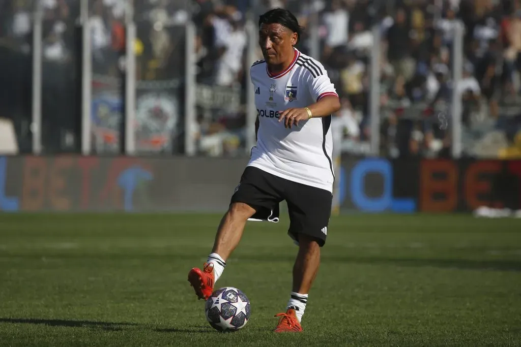 Rodrigo Kalule Meléndez en acción durante la despedida de Esteban Paredes en el estadio Monumental. (Jonnathan Oyarzún/Photosport).