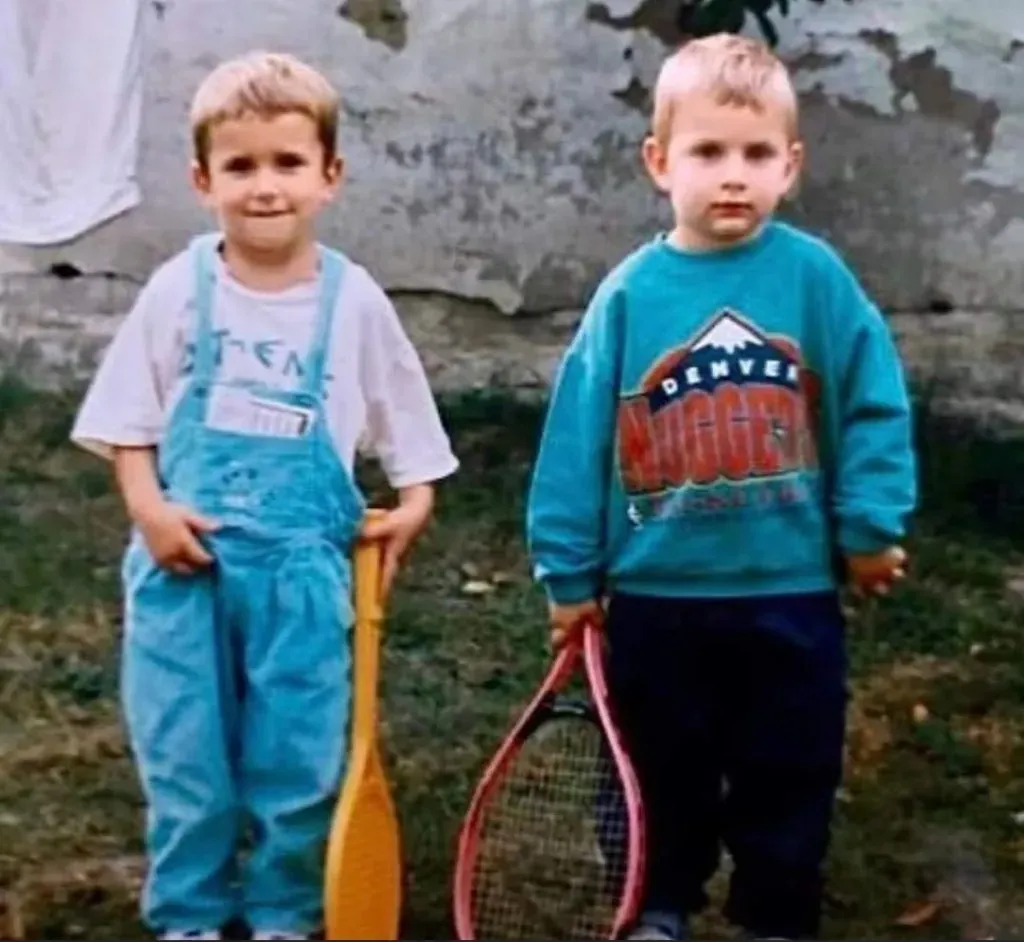 Nikola Jokic (derecha) posa con un buzo de Denver Nuggets 20 años antes de jugar en la NBA (Twitter).