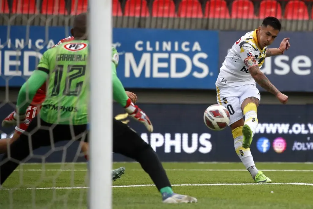 El golazo de Joe Abrigo ante Unión La Calera. Nano Díaz le pasó la cuenta al “10” de Coquimbo Unido. (Andrés Piña/Photosport).