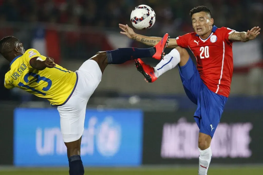 Enner Valencia y Charles Aránguiz disputan una pelota en la Copa América 2015, y ahora serán compañeros. | Foto: Photosport