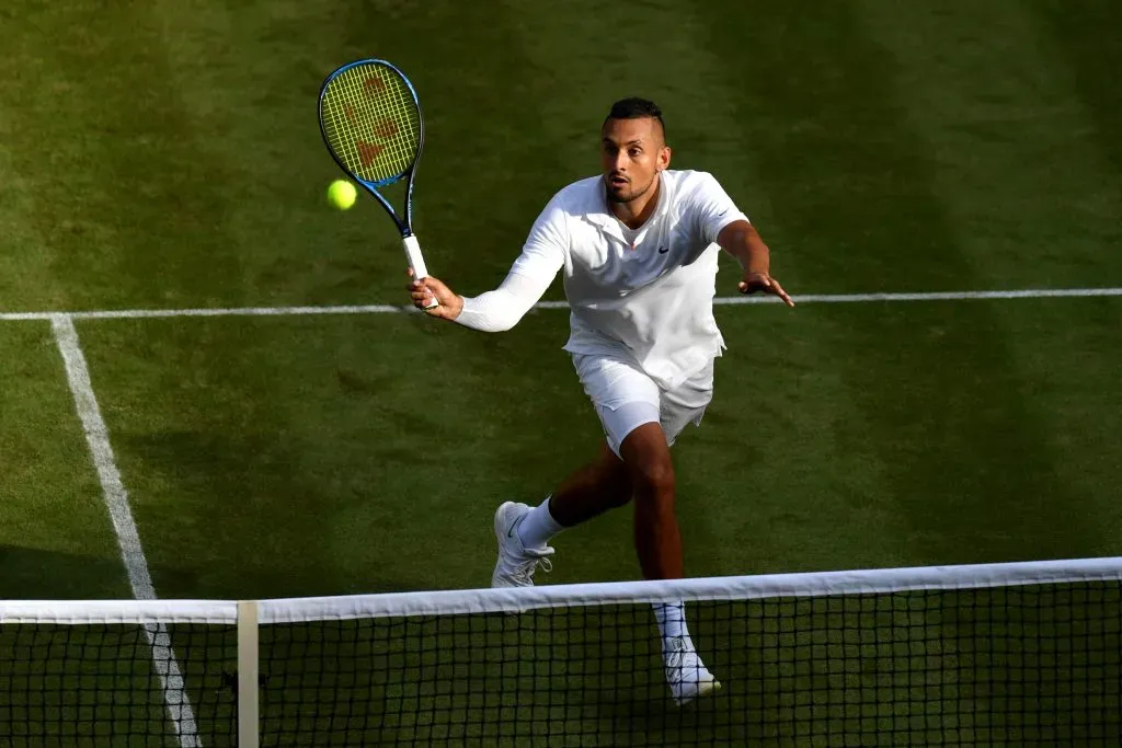 Nick Kyrgios jugó en Wimbledon 2019 con una manga en su brazo derecho para tapar cortes. | Foto: Getty