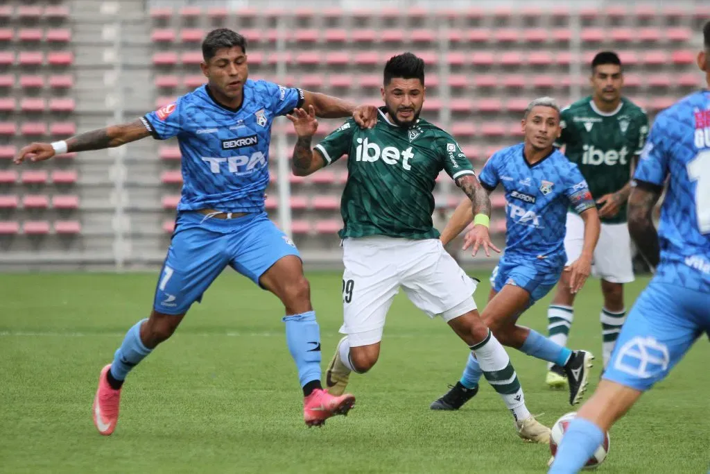 Bairon Monroy (“7”), el centrodelantero de San Marcos de Arica que interesa mucho en Palestino. (Mauricio Toro/Photosport).