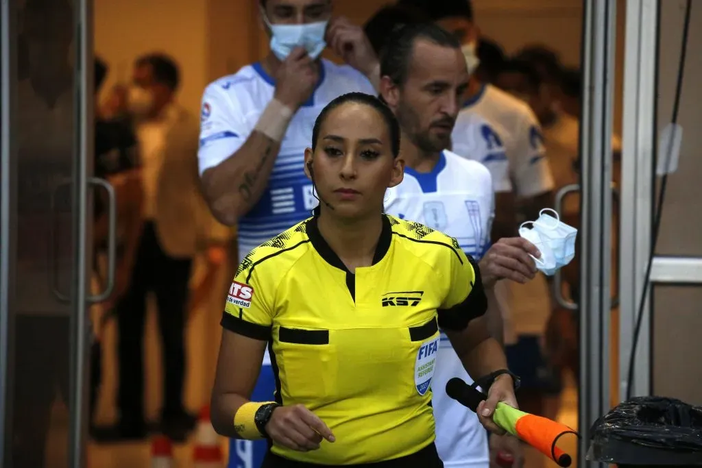 Cindy Nahuelcoy en la salida al campo de juego. (Andrés Piña/Photosport).