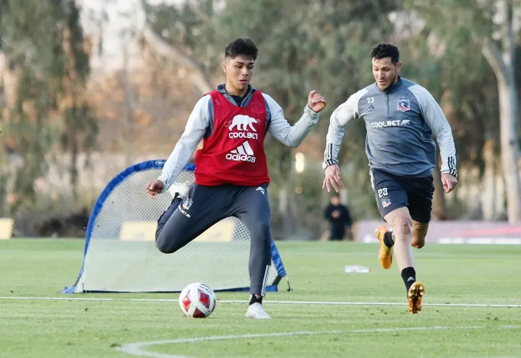 Damián Pizarro presto a rematar mientras Ramiro González intenta perseguirlo. Colo Colo tendrá una especial reunión doble para el Día del Padre. (Foto: Sifup).