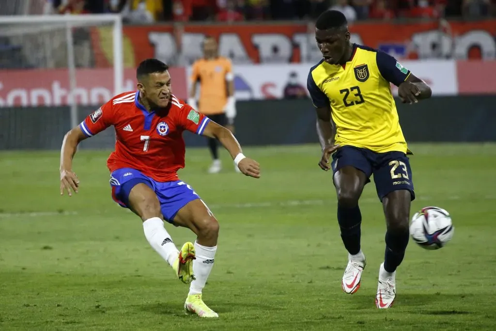 Moisés Caicedo marca a Alexis Sánchez en la victoria de Ecuador ante Chile por las Clasificatorias a QAtar 2022. El volante de 21 años negocia con el Chelsea. (Andrés Piña/Photosport