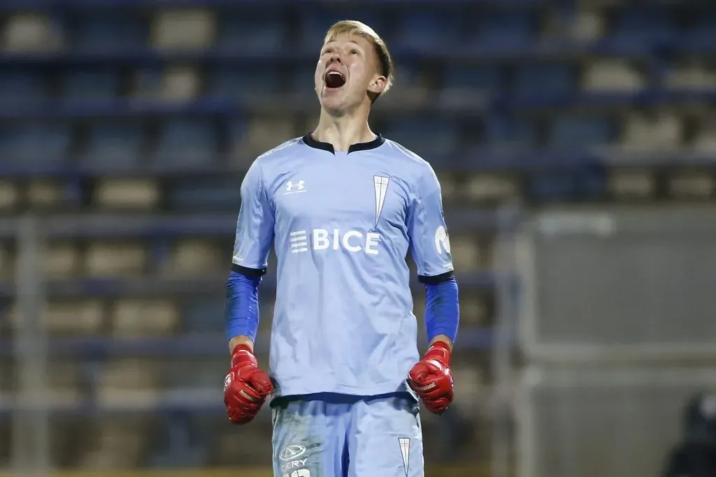 Vicente Bernedo celebra en una tanda de penales en la que fue clave: la UC venció a Deportes Iquique en la Copa Chile con el portero como protagonista. (Marcelo Hernandez/Photosport).
