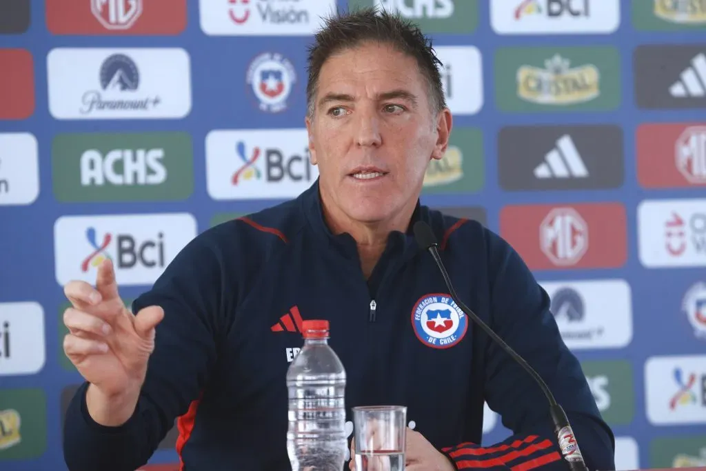 Eduardo Berizzo en la conferencia de prensa que marcó la antesala al duelo amistoso entre Bolivia y la Roja en Santa Cruz de la Sierra. (Javier Salvo/Photosport).