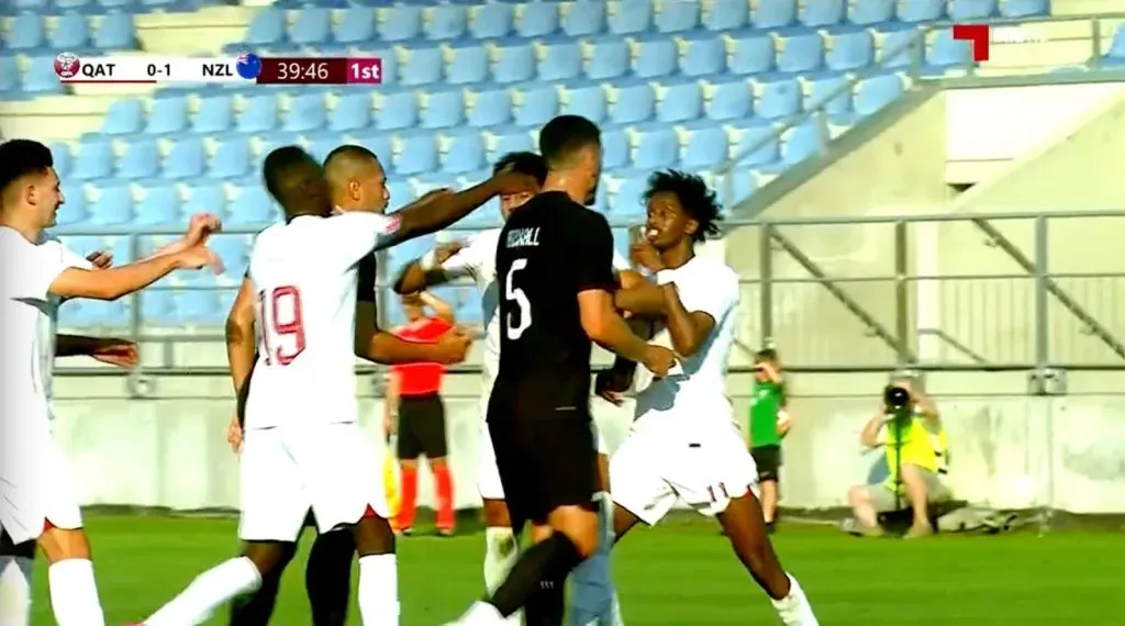 El momento que provocó el retiro de la selección de Nueva Zelanda. Los All Whites vencían 1-0 a Qatar y no volvieron al partido por un caso de racismo. (Captura).