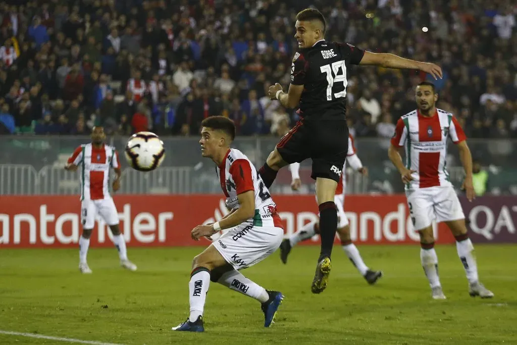 Rafael Santos Borré visitó a Chile para jugar ante Palestino por River Plate. (Marcelo Hernández/Getty Images).