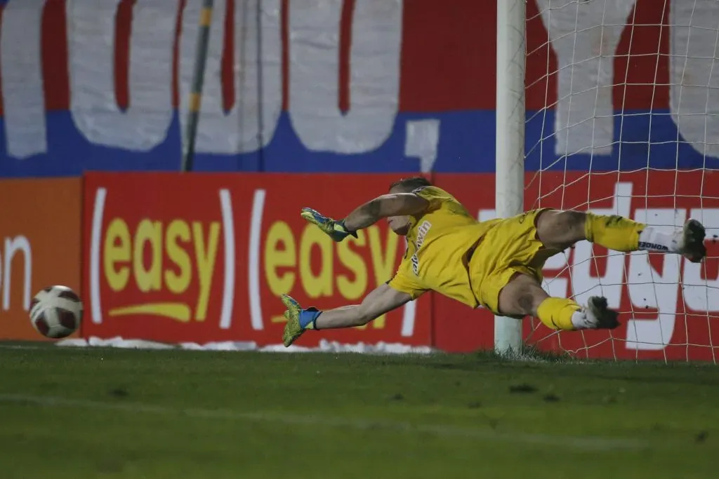 Nacho González se hizo fuerte para tapar el cuarto penal de Universidad de Chile. | Foto: Photosport.