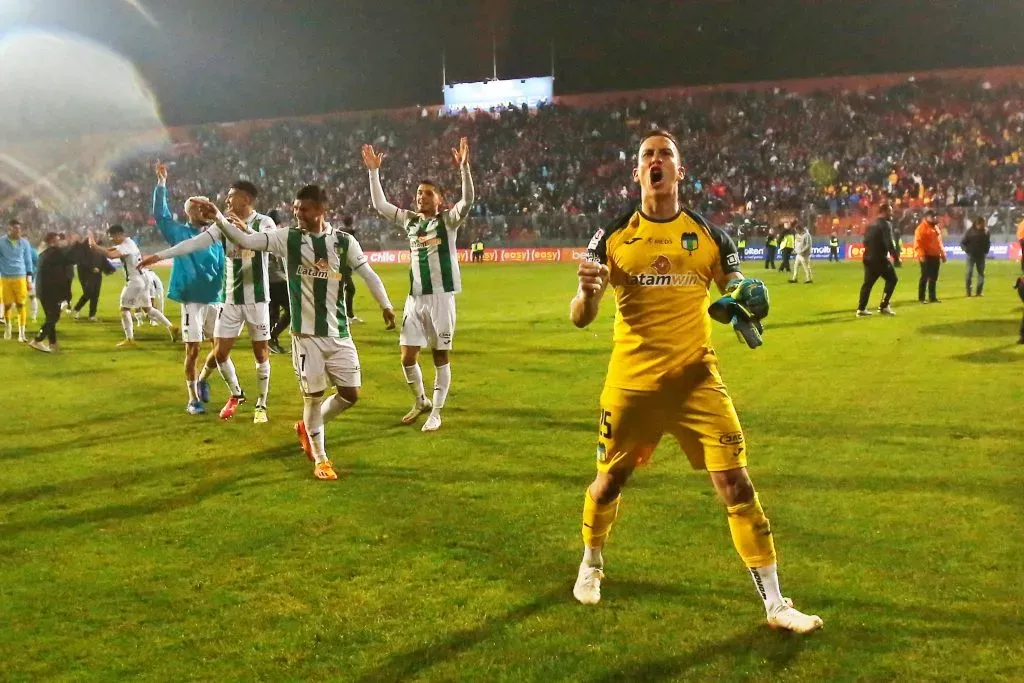 Nacho González, arquero formado en Colo Colo, se hizo fuerte para tapar el cuarto penal de Universidad de Chile. | Foto: Photosport.