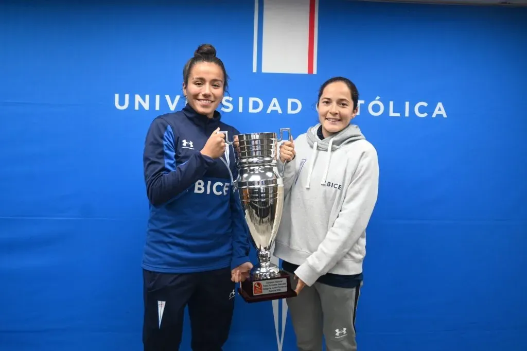 Catalina Santos (izq) es la capitana del equipo campeón del Apertura Sub 19 con la UC. | Cruzadas