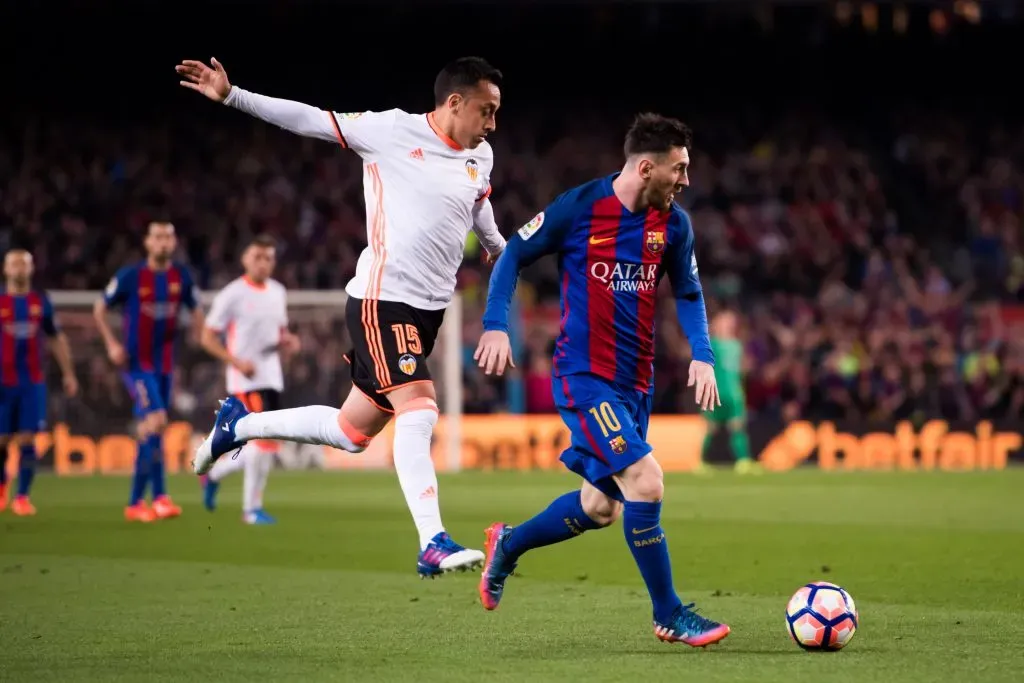 Fabián Orellana persigue a Lionel Messi por el Valencia. (Alex Caparros/Getty Images)