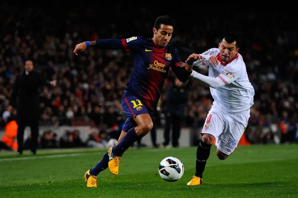 Gary Medel en acción por el Sevilla frente al Barcelona. En la imagen disputa el balón con Thiago Alcántara. (David Ramos/Getty Images)