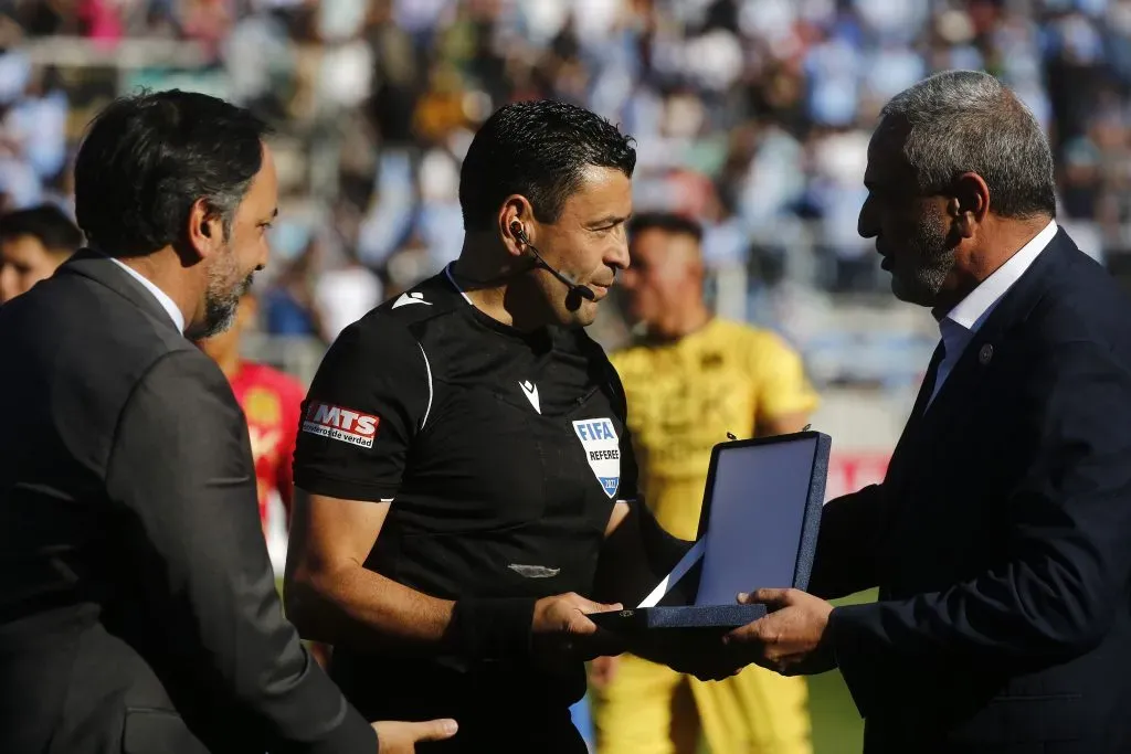 Roberto Tobar recibió un homenaje en la final de la Copa Chile que Magallanes le ganó a Unión Española. Fue su último partido como árbitro profesional. (Jonnathan Oyarzún/Photosport).