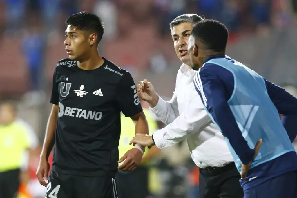 Santiago Escobar le da una instrucción a Darío Osorio. El colombiano dirigió durante 11 partidos a Universidad de Chile. (Marcelo Hernández/Photosport).