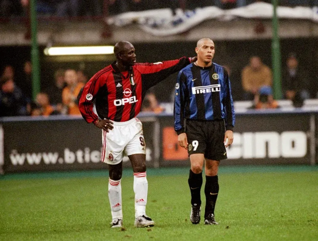 23 Oct 1999:  George Weah of AC Milan consoles Ronaldo of Inter Milan after his sending off during the Serie A match at the San Siro in Milan, Italy.  \ Mandatory Credit: Claudio Villa /Allsport