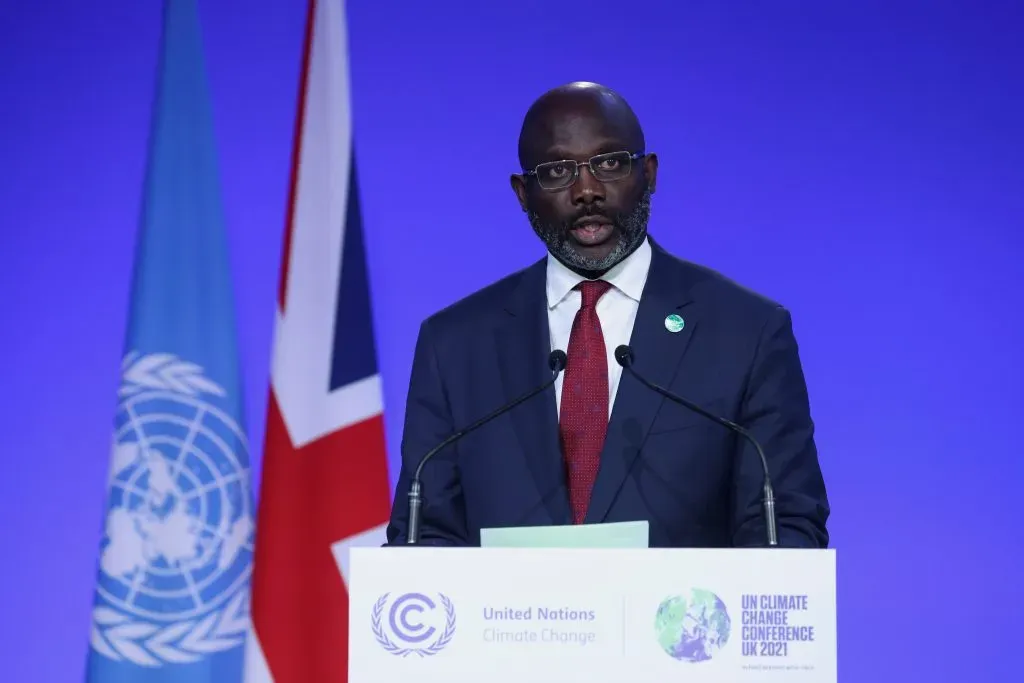 George Weah en su rol de presidente de Liberia. Participa de una conferencia en Glasgow, Escocia. (Yves Herman – WPA Pool/Getty Images)