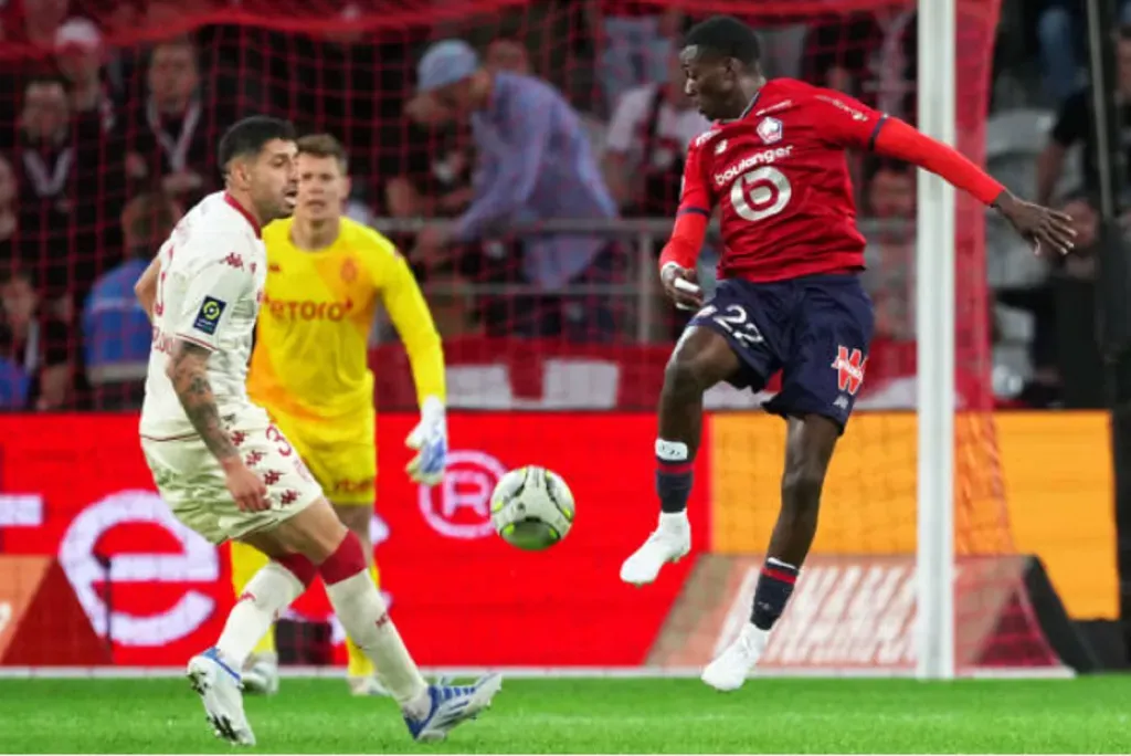 Timothy Weah en acción ante el Mónaco de Guillermo Maripán. (Getty Images).