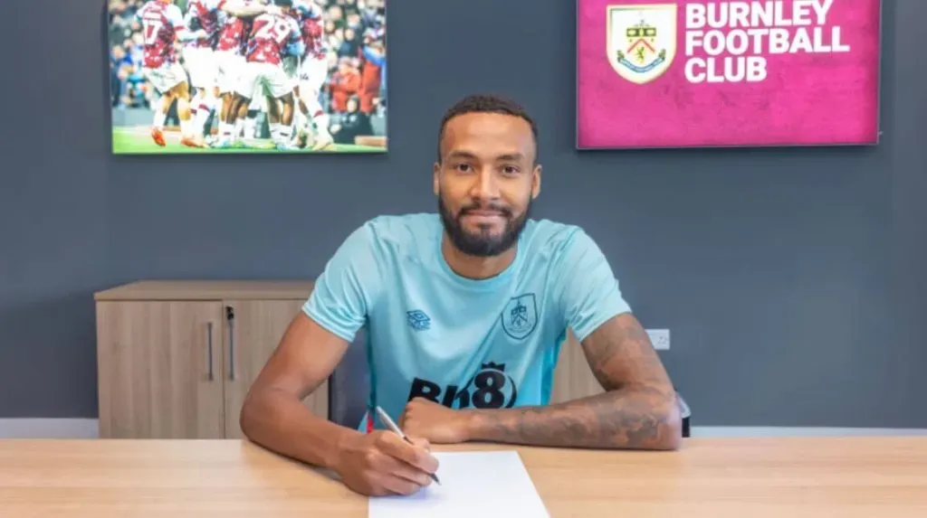 Vigouroux fue presentado en el Burnley FC.