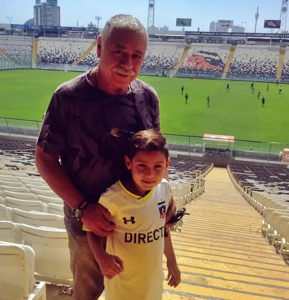Franco Garrido Caszely está desde la Sub 8 jugando en Colo Colo. Acá está con su abuelo, en una imagen tomada en enero del 2016. | Foto: Colo Colo.