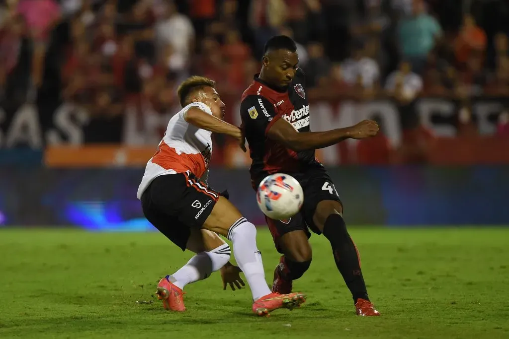 Willer Ditta, el defensor colombiano que llegará a Cruz Azul, enfrenta a River Plate con Newell’s Old Boys. (Luciano Bisbal/Getty Images).