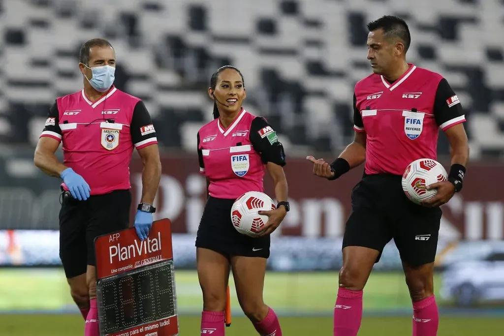 Cindy Nahuelcoy junto a Julio Bascuñán en un partido del Campeonato Nacional. (Dragomir Yankovic/Photosport).