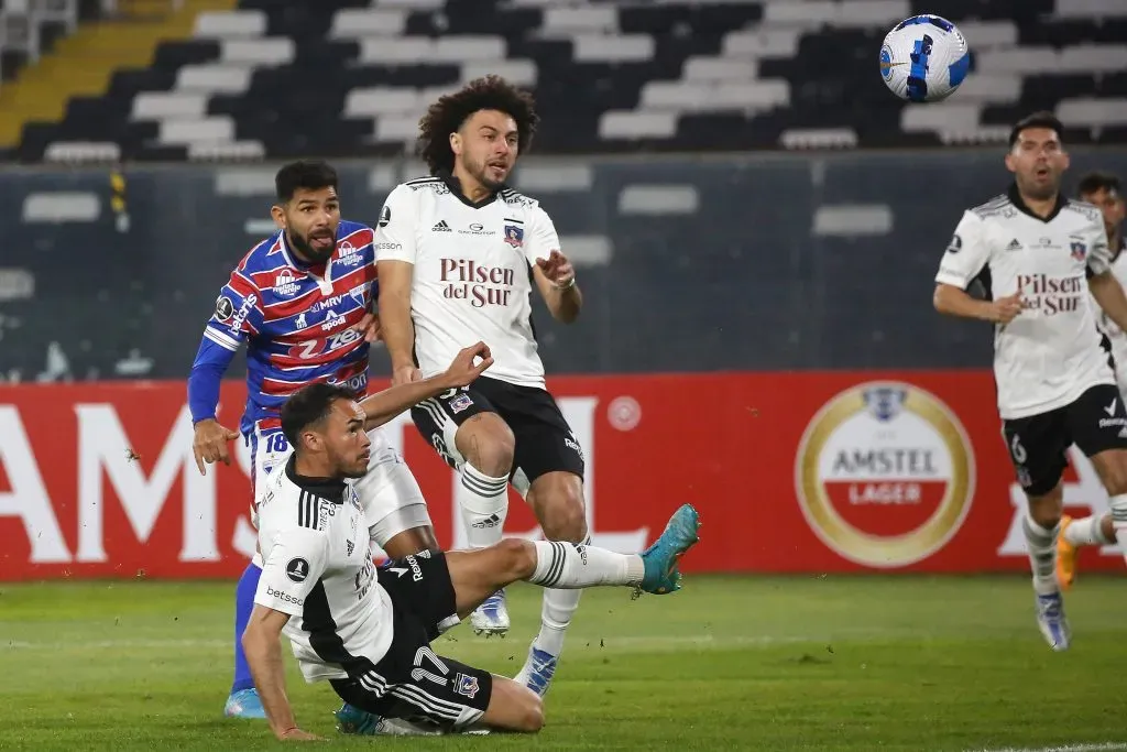 Silvio Romero le anotó a Colo Colo con este remate. Fortaleza venció al Cacique y lo eliminó en la 6° fecha de la fase de grupos de la Copa Libertadores. (Jonnathan Oyarzun/Photosport).