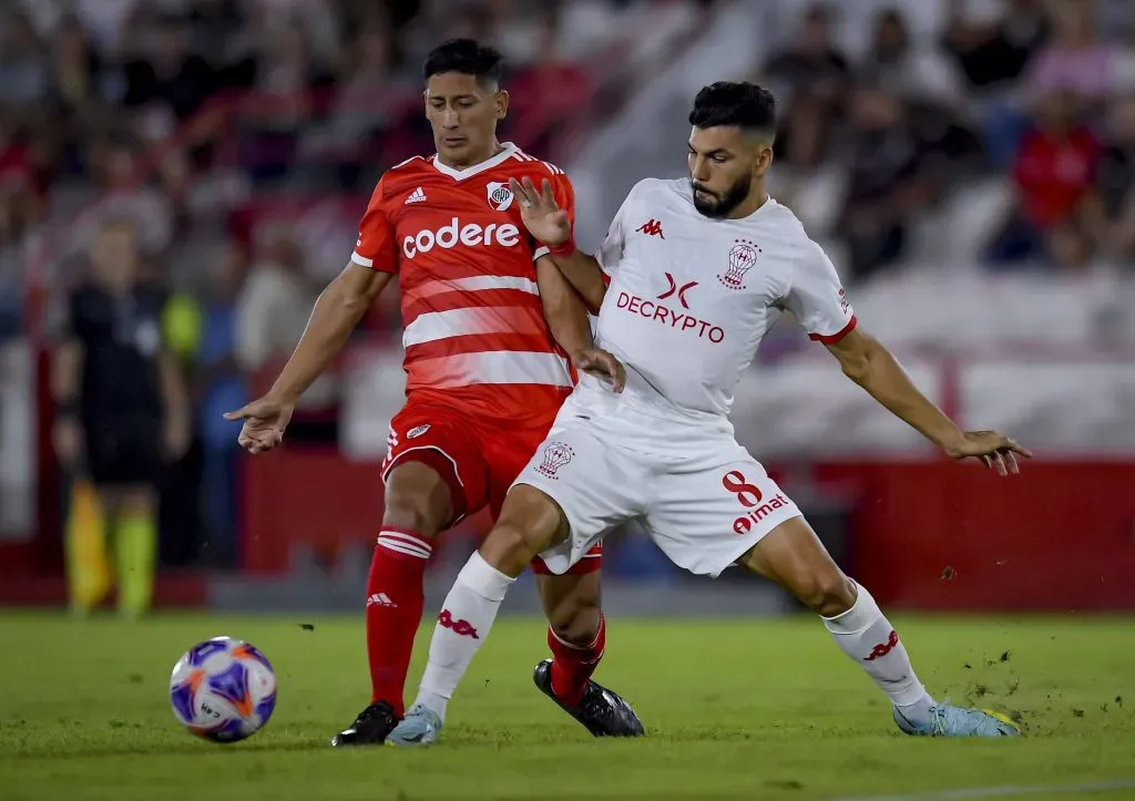 Gabriel Gudiño en acción ante River Plate por Huracán. (Photo by Marcelo Endelli/Getty Images).