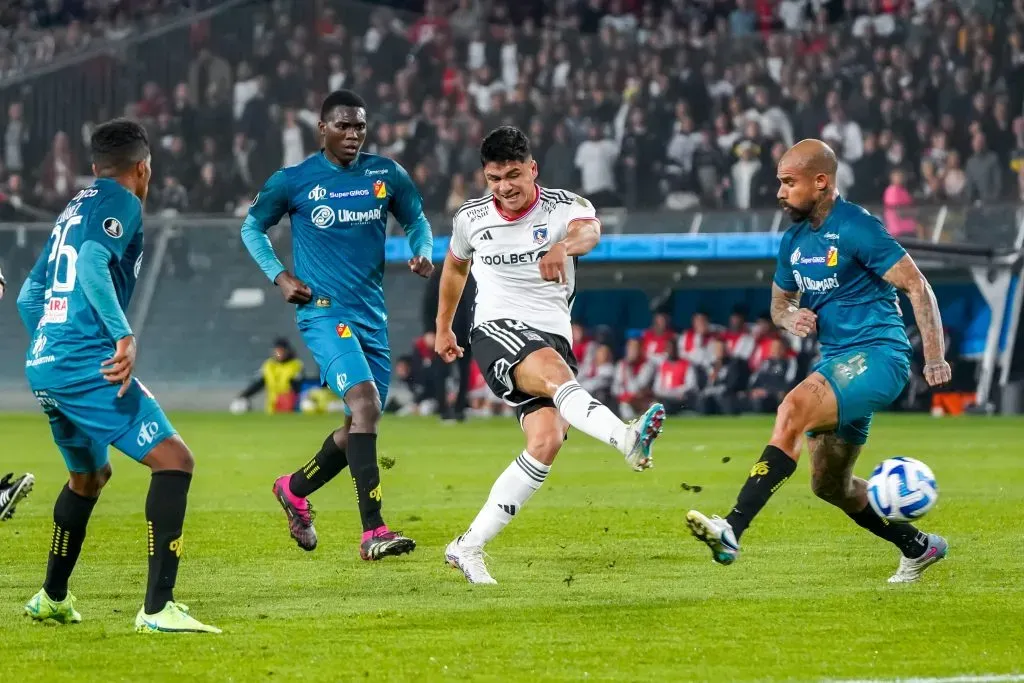 Damián Pizarro y el remate que exigió al máximo al golero Aldair Quintana. (Guille Salazar/RedGol).