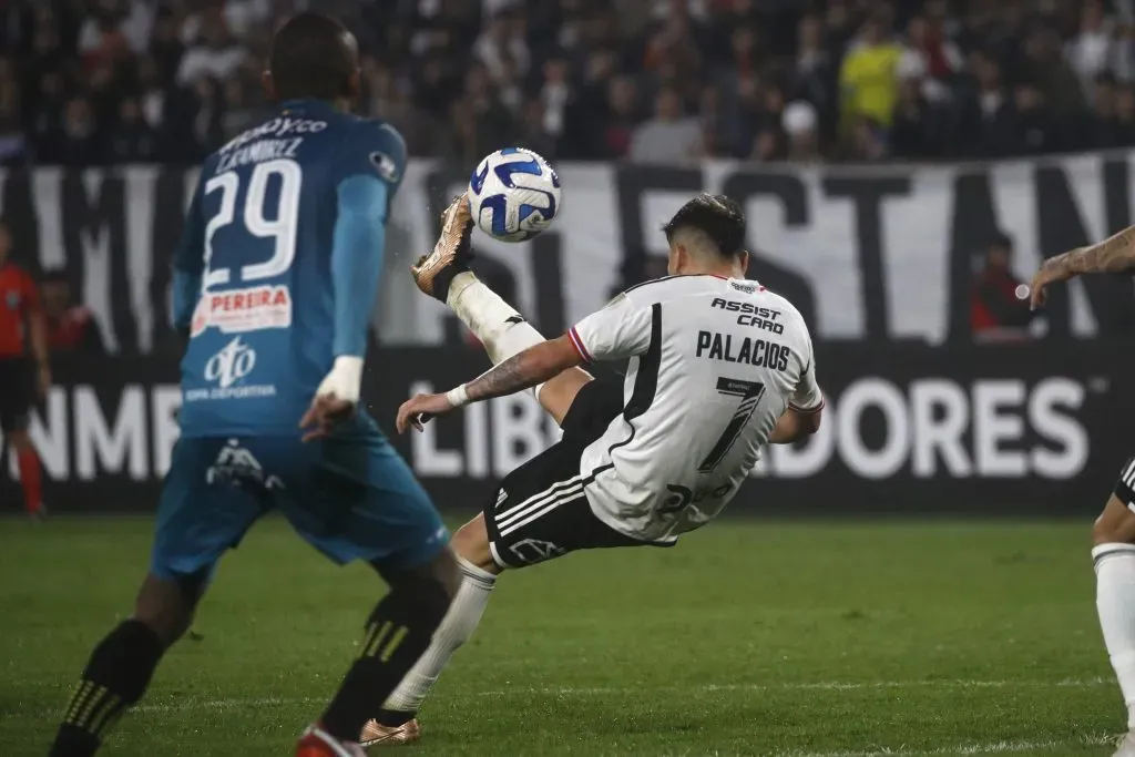 Carlos Palacios intentó una chilena que no sirvió para que Colo Colo vulnerara la portería del Deportivo Pereira. (Jonnathan Oyarzún/Photosport).