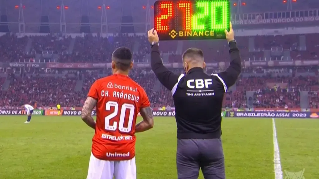 Charles Aránguiz puso fin a nueve meses fuera de las canchas y este sábado volvió a jugar en el empate del Inter de Porto Alegre con Cruzeiro. Foto: ESPN.