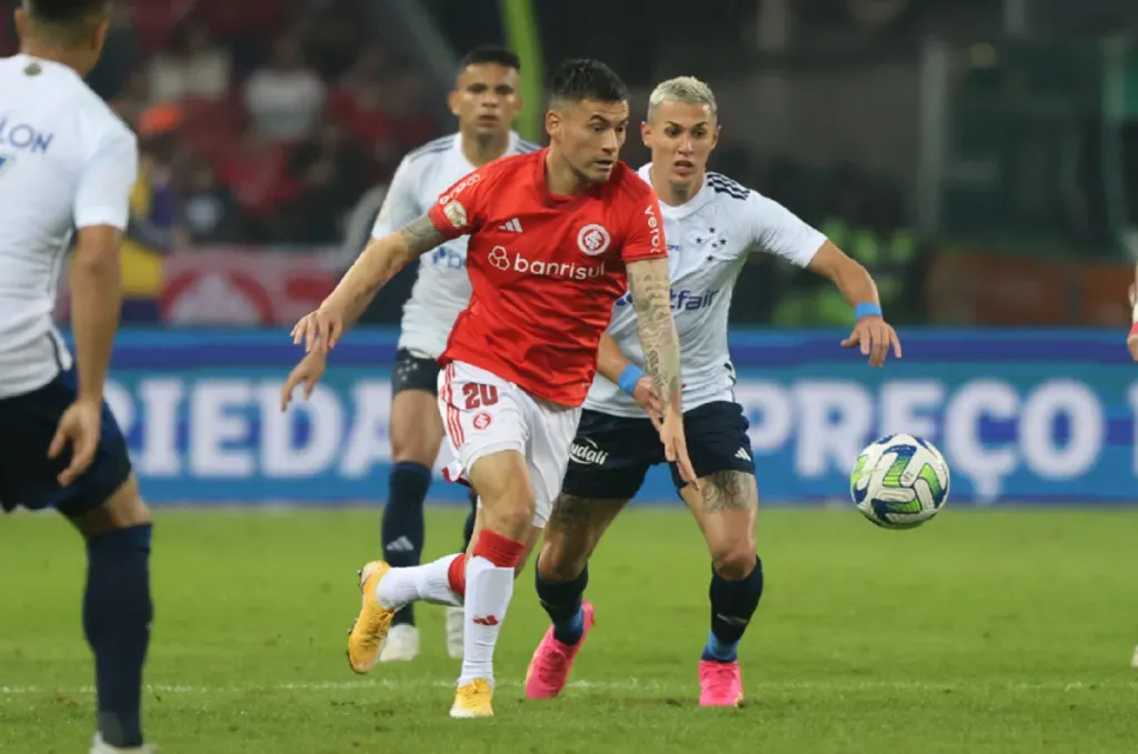 Charles Aránguiz en acción en su vuelta a las canchas por el Inter de Porto Alegre. (Foto: SC Internacional).