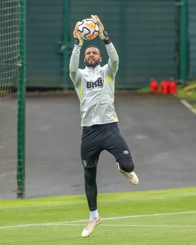 Lawrence Vigouroux en acción por el amistoso del Burnley ante el Fleetwood Town. (Foto: Burnley FC).