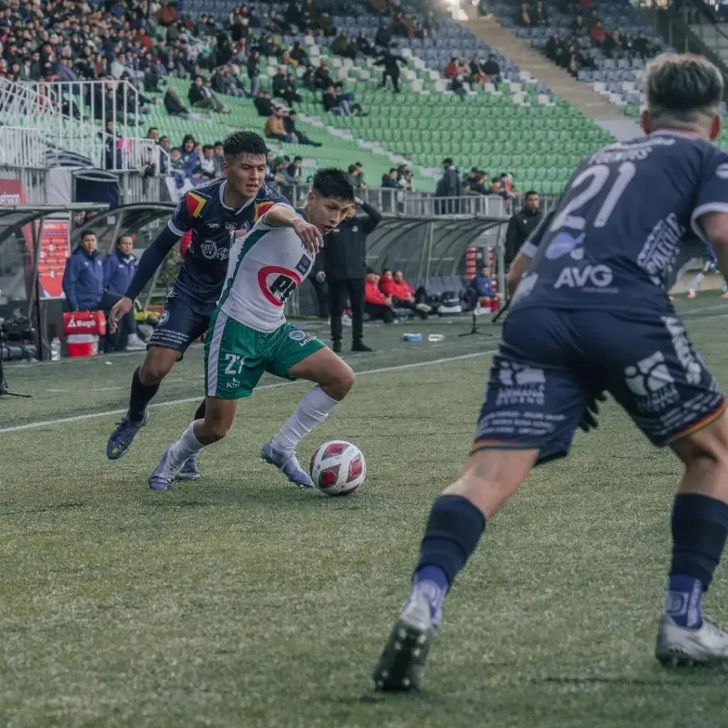 Juan González en acción por Deportes Puerto Montt ante Provincial Osorno. (Foto: @DPMChile).