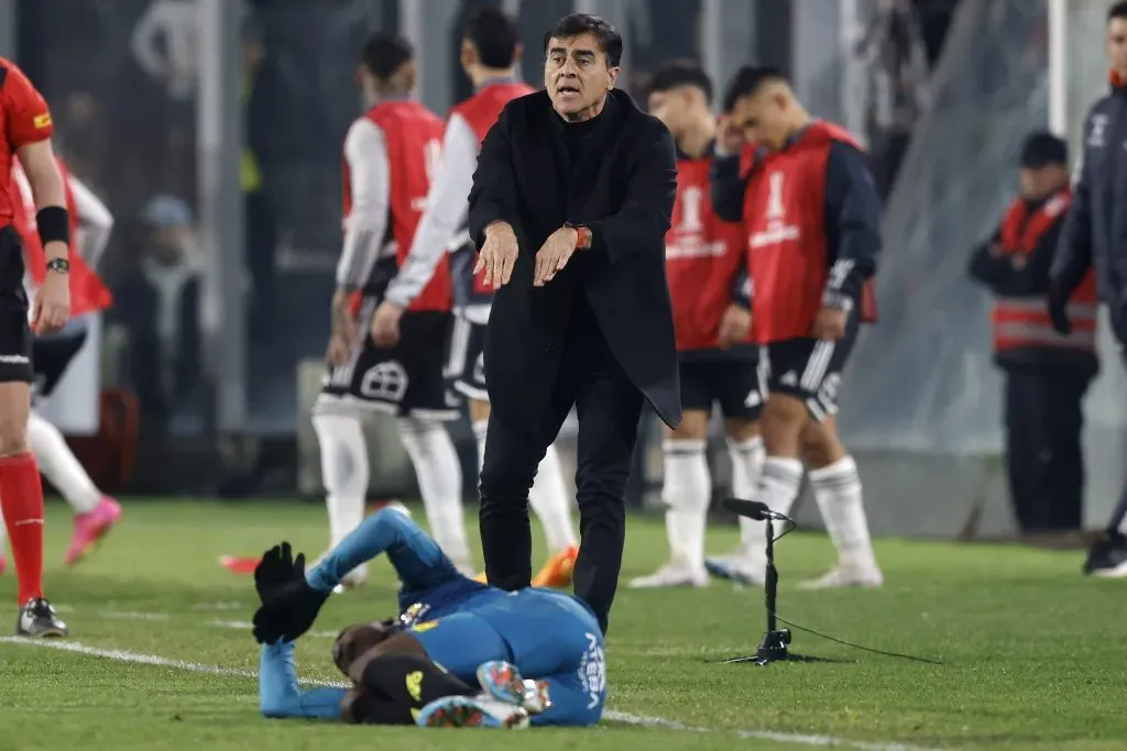 Gustavo Quinteros alega un piscinazo de uno de los jugadores de Deportivo Pereira en el último partido de Colo Colo por la Copa Libertadores 2023. (Felipe Zanca/Photosport).