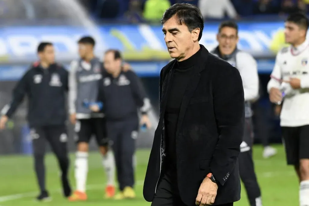 Gustavo Quinteros sale de la cancha en La Bombonera tras la caída por 1-0 de Colo Colo ante Boca Juniors.  (Fotobaires/Photosport).